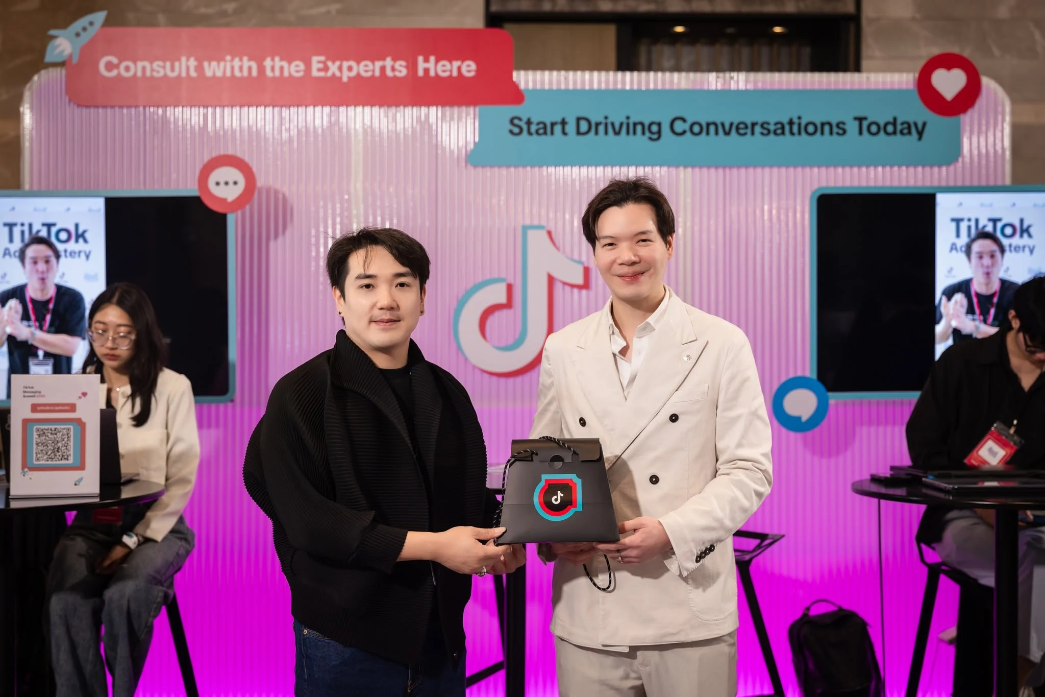 ทีมงาน Tongru กับพาร์ทเนอร์ TikTok ในงานอีเวนต์
