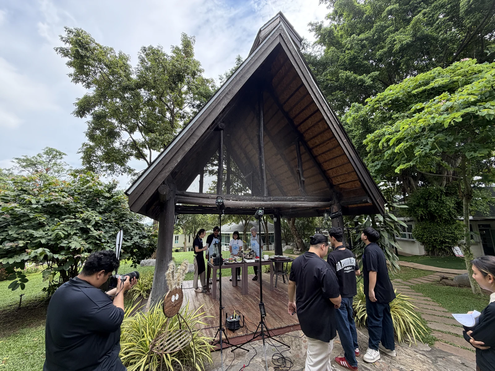การถ่ายทำวิดีโอนอกสถานที่ บรรยากาศกองถ่ายกลางแจ้งพร้อมทีมงานมืออาชีพ