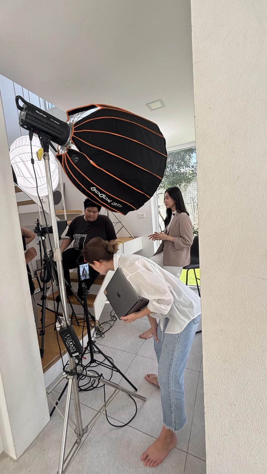 ทีมงานโปรดักชันกำลังมอนิเตอร์และกำกับการถ่ายทำอย่างใกล้ชิด