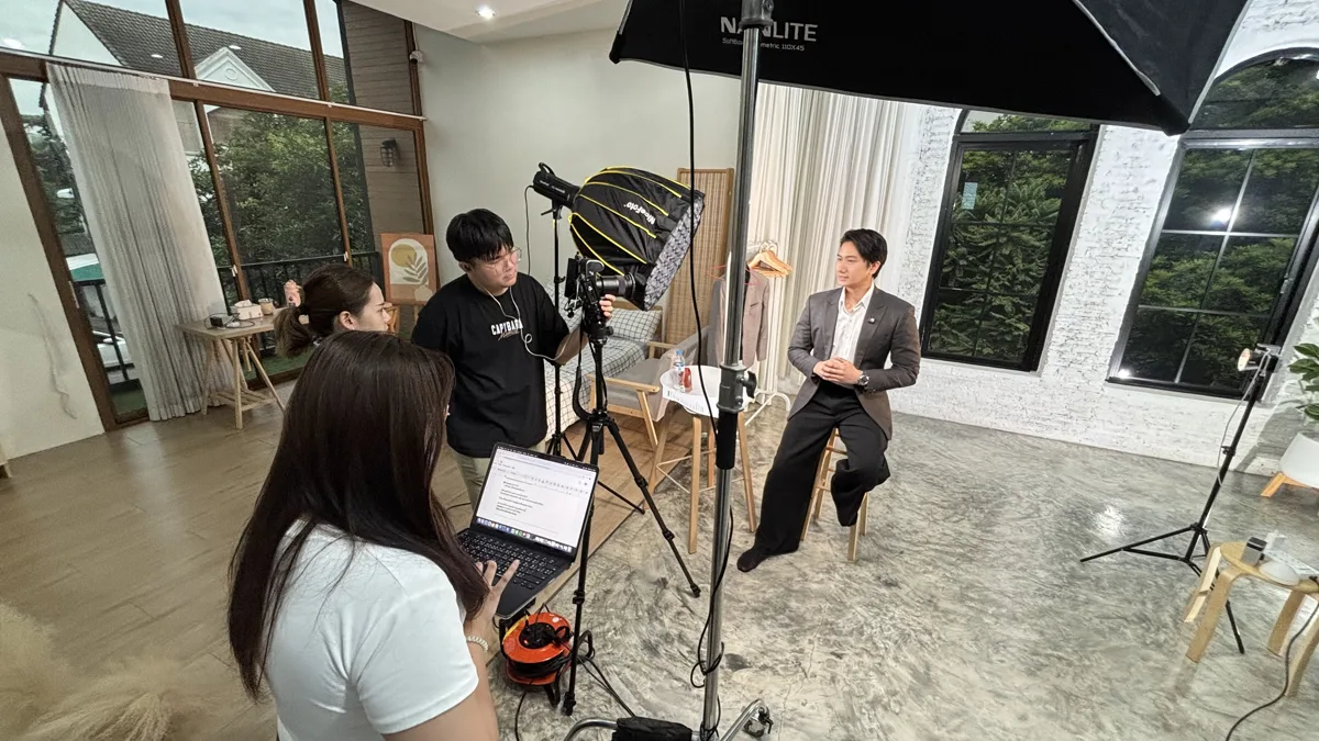 ทีมตากล้อง ไฟ และเสียง กำลังถ่ายทำวิดีโอโฆษณานอกสถานที่ให้ลูกค้า