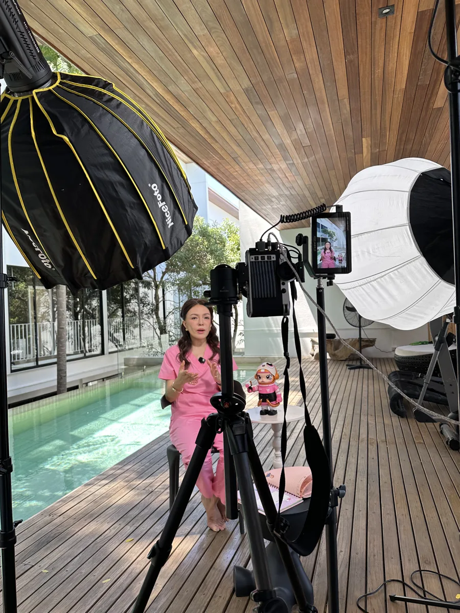 ทีมงานถ่ายทำคลิป Talking Head Value Content ริมสระว่ายน้ำ